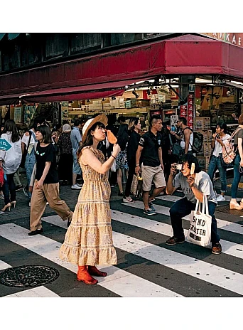 100 Great Street Photographs . Paperback Edition